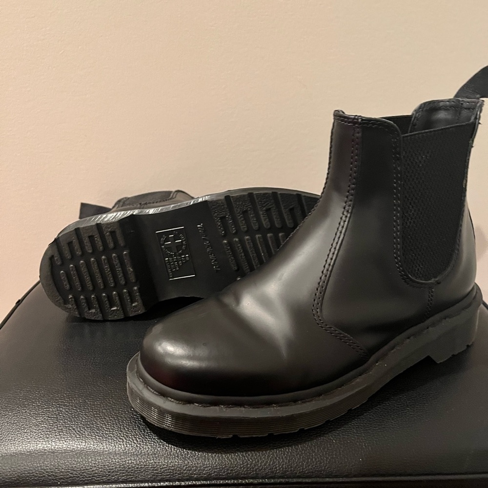 Dr. Martens Mono Smooth Leather Chelsea Boots